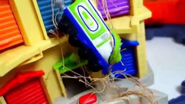 ПАРОВОЗИКИ из ЧАГГИНГТОН. Пауки нападают на весёлые паровозики из Чаггингтон CHUGGINGTON Игрушки ТВ