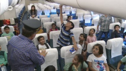 الأطفال يعايشون تجربة "الطيران" في الهند دون التحليق