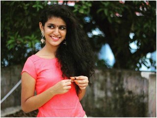 പ്രിയ പ്രകാശ് വാര്യര്‍ സോഷ്യൽ മീഡിയയിൽ വൈറലായി! 💫