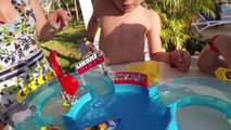 MICRO BOATS SHARK ATTACK - JOUET CHALLENGE dans la PISCINE !