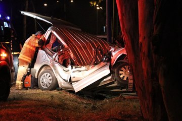 Hafif Ticari Araç Önce Bisikletlilere Sonra Ağaca Çarptı: 2 Ölü,1 Yaralı