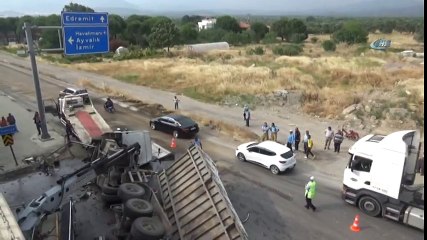 Lastiği Patlayan TIR, Köprülü Kavşaktan Uçtu: 1 Yaralı
