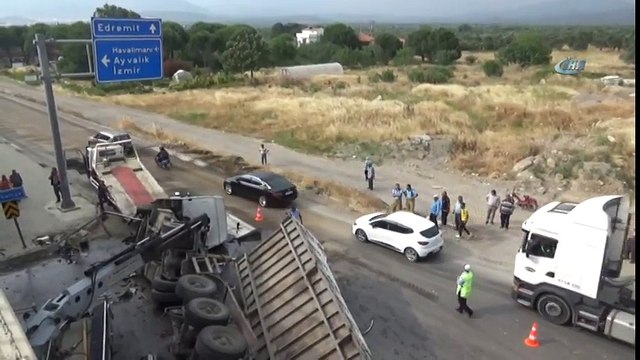 Lastiği Patlayan TIR, Köprülü Kavşaktan Uçtu: 1 Yaralı