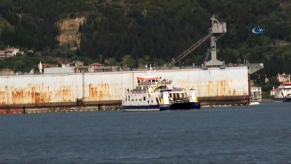 Römorkör ve yedeğindeki boyu 470 metre olan askeri havuz Çanakkale Boğazı’ndan geçti