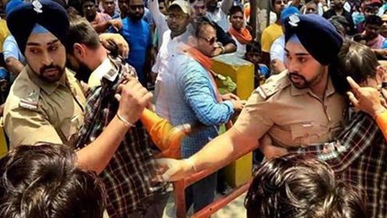 VIDEO: जब एक अकेले सिख इंसपेक्टर ने भीड़ के गुस्से से बचाया मुस्लिम युवक को