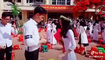 Chàng trai làm liều hôn crush của mình ngay lễ bế giảng năm học