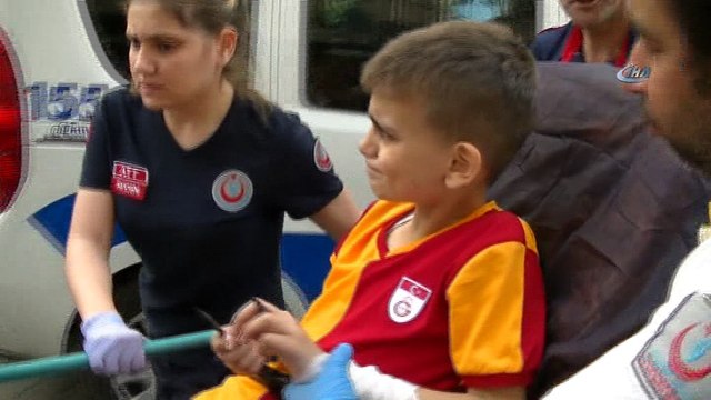 Kapı yerine balkondan girip çıktı, koluna korkuluk demiri saplandı