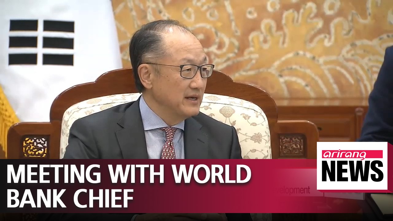 President Moon meets with World Bank chief, pledges active contributions to Africa's economic development