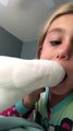 Un cacatoès arrache la dent de lait d'une petite fille