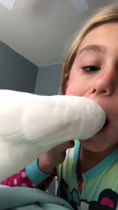 Un cacatoès arrache la dent de lait d'une petite fille