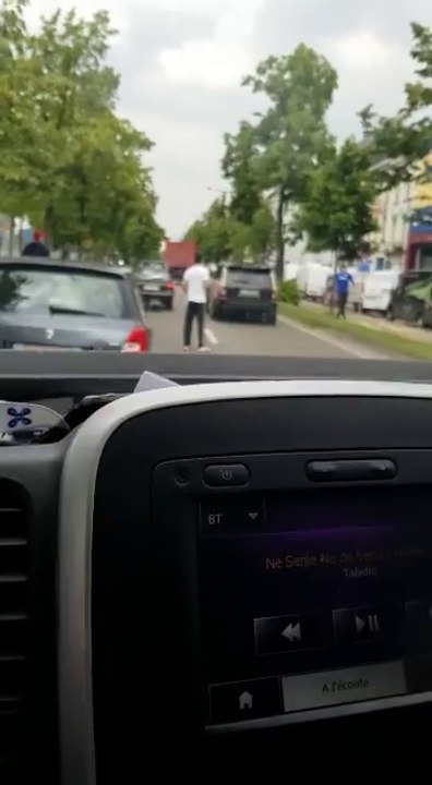 Audi A3 vs Range Rover à Bruxelles... Conducteur fou!