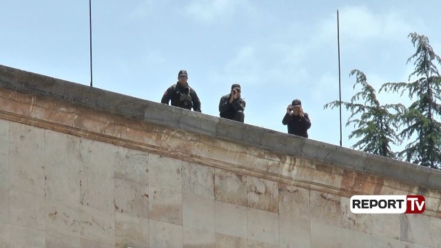 Protesta,1500 policë dhe agjentë të SHISH në terren, rrethohet Kryeministria e Ministria e Brendshme