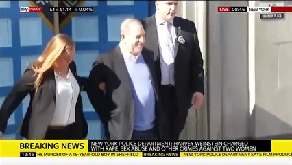 Regardez en vidéo la sortie d'Harvey Weinstein du commissariat de New York