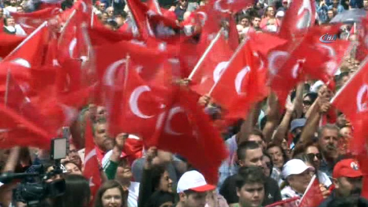 CHP Cumhurbaşkanı adayı Muharrem İnce: 'Değerli hemşehrim, Sayın Erdoğan, sana Uşak'tan sesleniyorum. Madem polisi, hemşireyi, din görevlisini düşünüyorsun, madem bunlara 3600 ek göstergeyi vereceksin çıkar bi KHK seçimden önce ver'