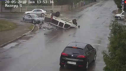 Une voiture grille un feu rouge en Ukraine