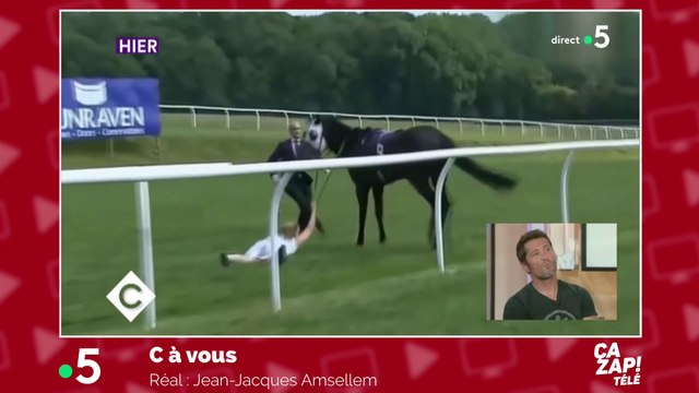 Cette journaliste maîtrise un cheval au galop en plein direct !