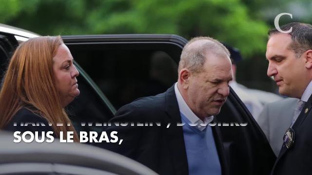 Harvey Weinstein, inculpé pour un viol et une agression sexuelle, ressort menotté du commissariat