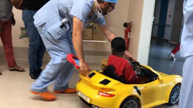 Chirurgie: les enfants vont au bloc en voiture électrique