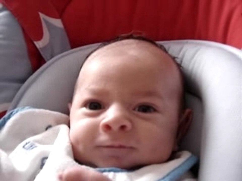 nathan à 5 semaines qui gazouille et prémisse de sourire