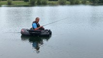 Dave Barbier pêche sur son float tube