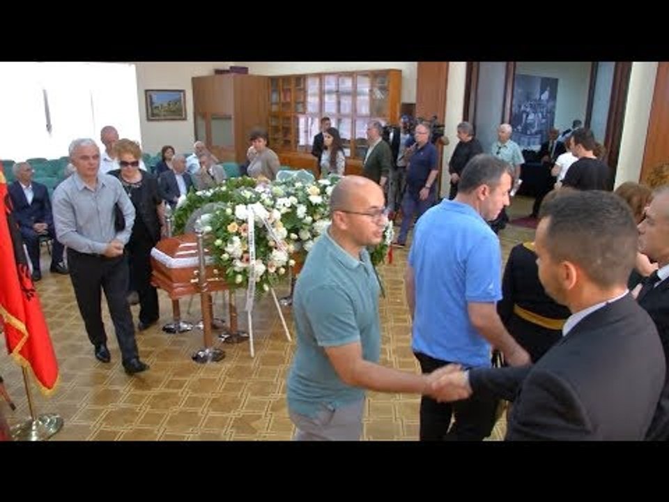 Report TV - Akademikë, miq e personalitete të njohura nderuan me homazhe Kolec Topallin