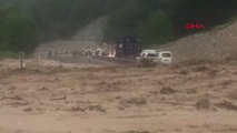 Bursa'da Şiddetli Yağış, Sel Suları Karayolunda Kamyonu Sürükledi 2
