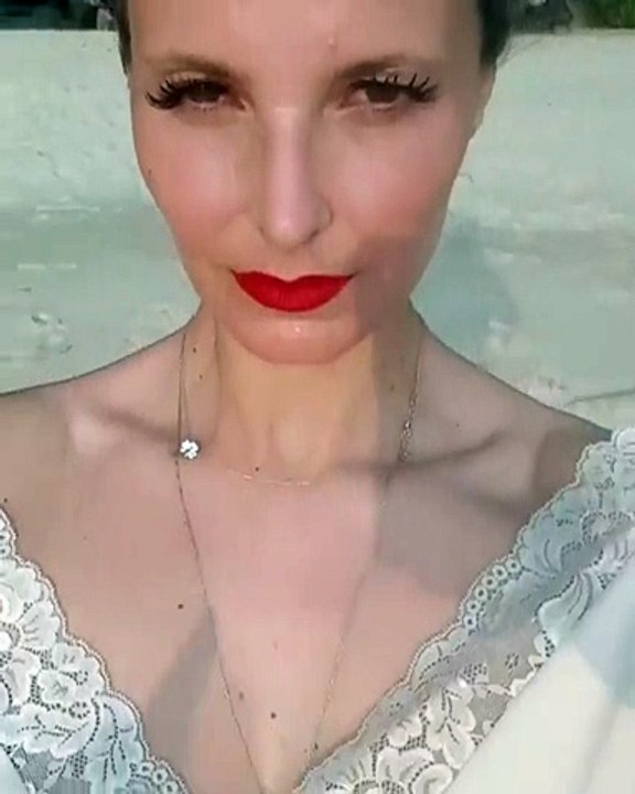 Cristina Ferreira  Faz dança sensual na praia e é criticada