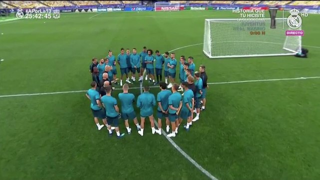 Zidane habla con los jugadores en el último entrenamiento antes de la final de la Champions League en Kiev