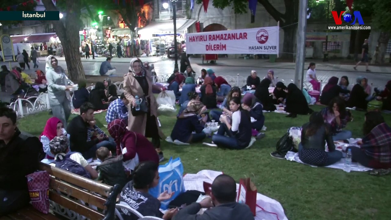 Sultanahmet Meydanı’nda Geleneksel Bir Ramazan Akşamı