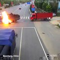 xe máy lao vào xe tải bôc cháy