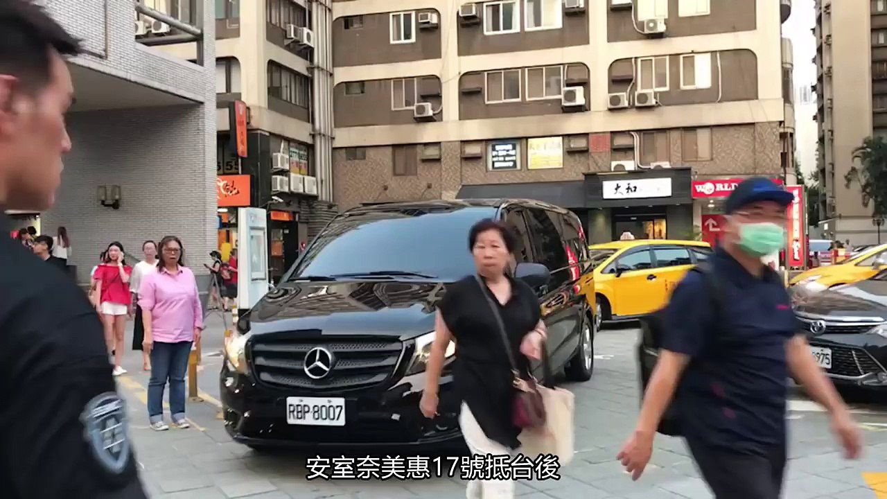 台北街頭 親自幫兒子選20歲蛋糕