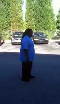 Un homme de poids lourd réalise un backflip phénoménal !