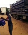 Une astuce efficace pour charger des bouteilles de gaz dans un camion !