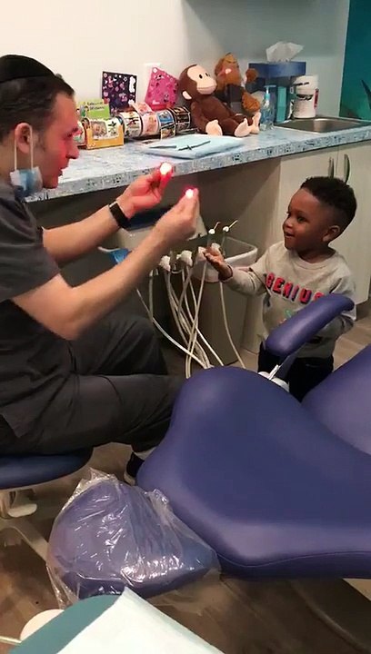 Un petit enfant fasciné par le tour de magie réalisé par un dentiste !
