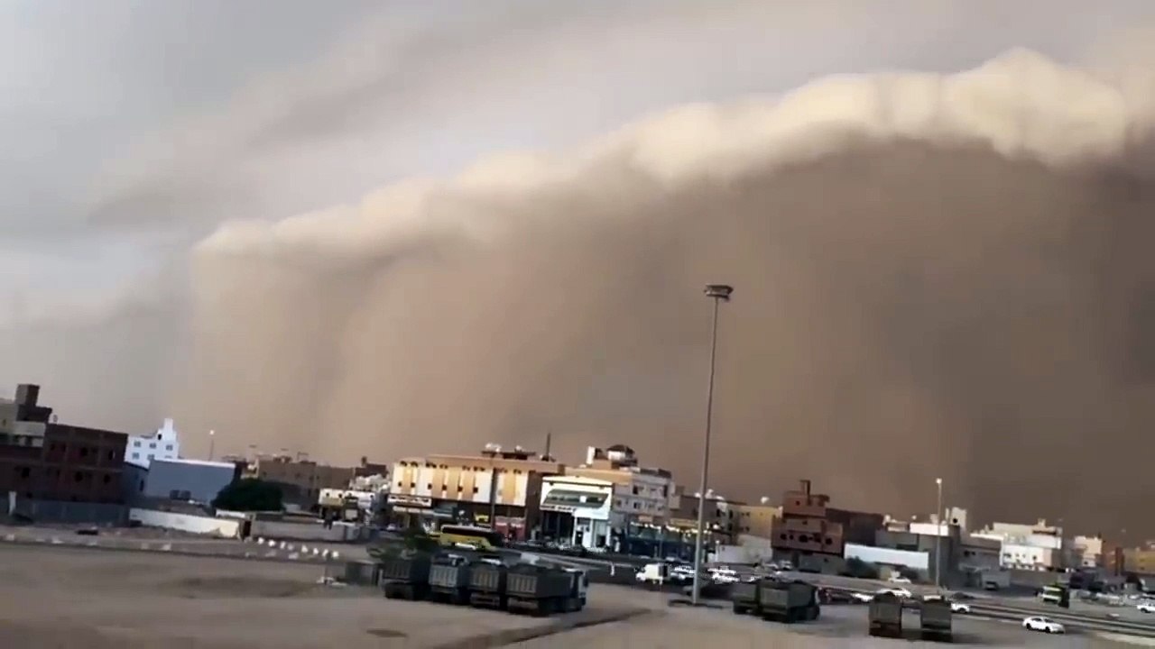 شاهد لقطات مرعبة لإعصار "مكونو" الذي يضرب اليمن وسلطنة عمان ....