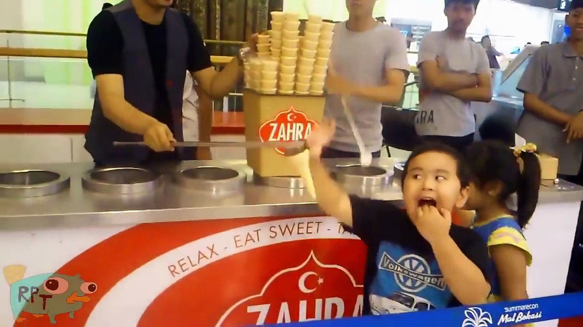 A Bout Cet Enfant Mange Sa Serviette Au Lieu De La Glace Video Dailymotion