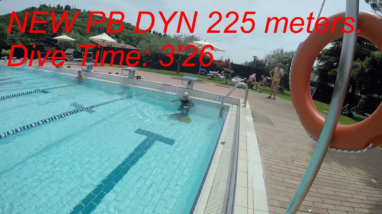 Nager 225m sans respirer avec 1 mono palme : record !