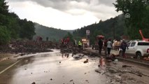 Sağanak ve Sel Yol Kapattı