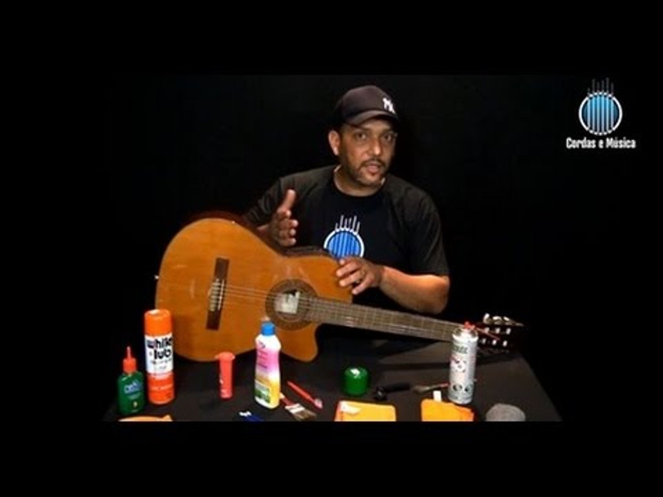 Luthier (AULA GRATUITA) Como limpar um Violão Clássico - Cordas e Música