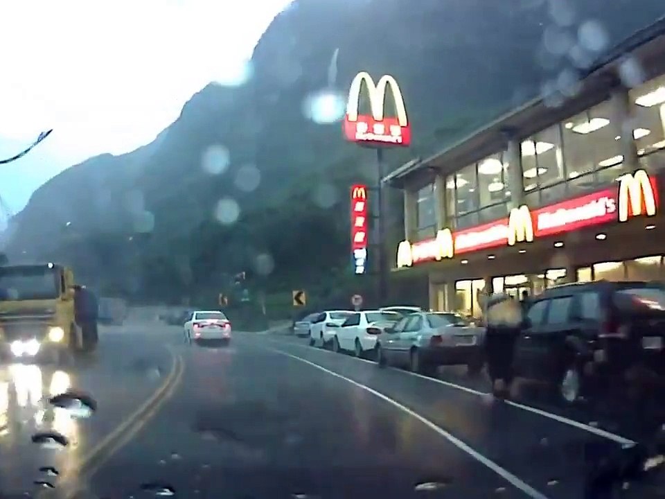 Mountain Collapses - Giant boulder almosts crushes car