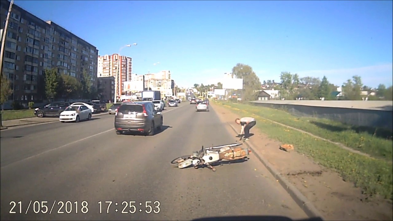 Ce motard tente de doubler en prenant le trottoir et chute lamentablement