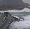 Un route balayée par les vagues... Terrifiant et magnifique