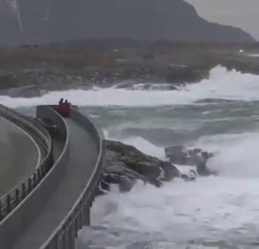 Un route balayée par les vagues... Terrifiant et magnifique