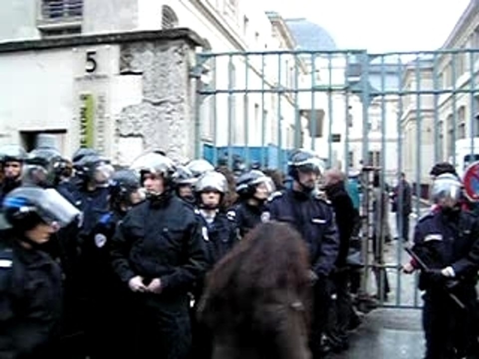Lyon 2 Entrée sous la protection de la police...