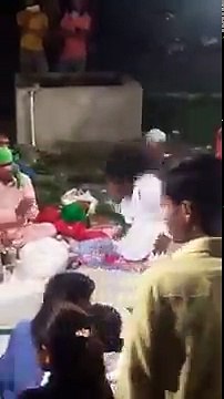 پنجابی پیرو اور مریدوں کی حالت . کیسے یہ عورتیں ایک غیر کے پاؤں پر بوسہ لے رہی ہے کیا یہ اسلام میں جائز ہے