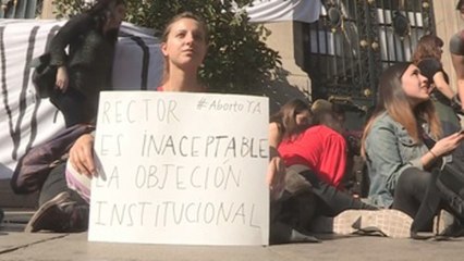 Alumnas encabezan en Chile primera "toma feminista" de la Universidad Católica
