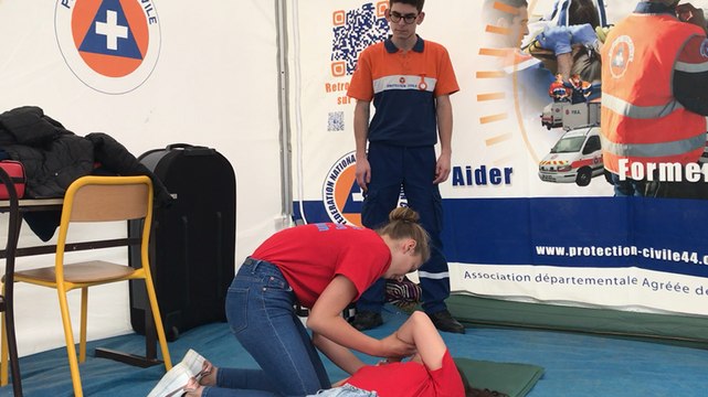 La première promotion de Cadets de la sécurité civile anime des ateliers de sensibilisation pour les 6e