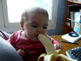 Gabilulle mange une banane