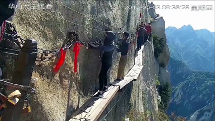 Δουλειά για λίγους και τολμηρούς: Εργασίες συντήρησης σε ύψος… 800 μέτρων