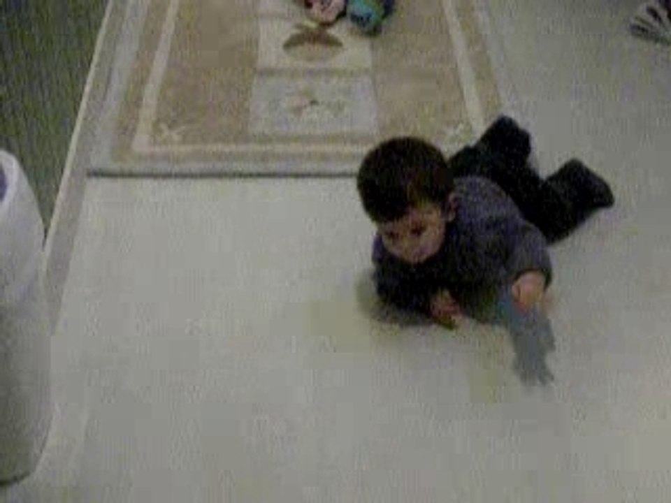 Je fais du 4 pattes et je rampe style commando !